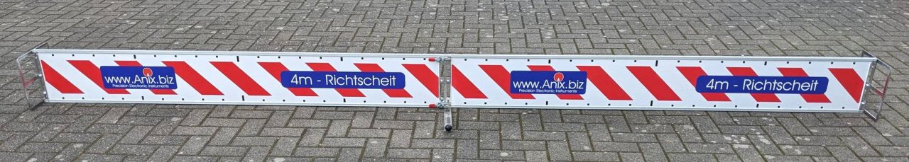 4m Richtlatte im aufgebauten Zustand mit Aufstellern.