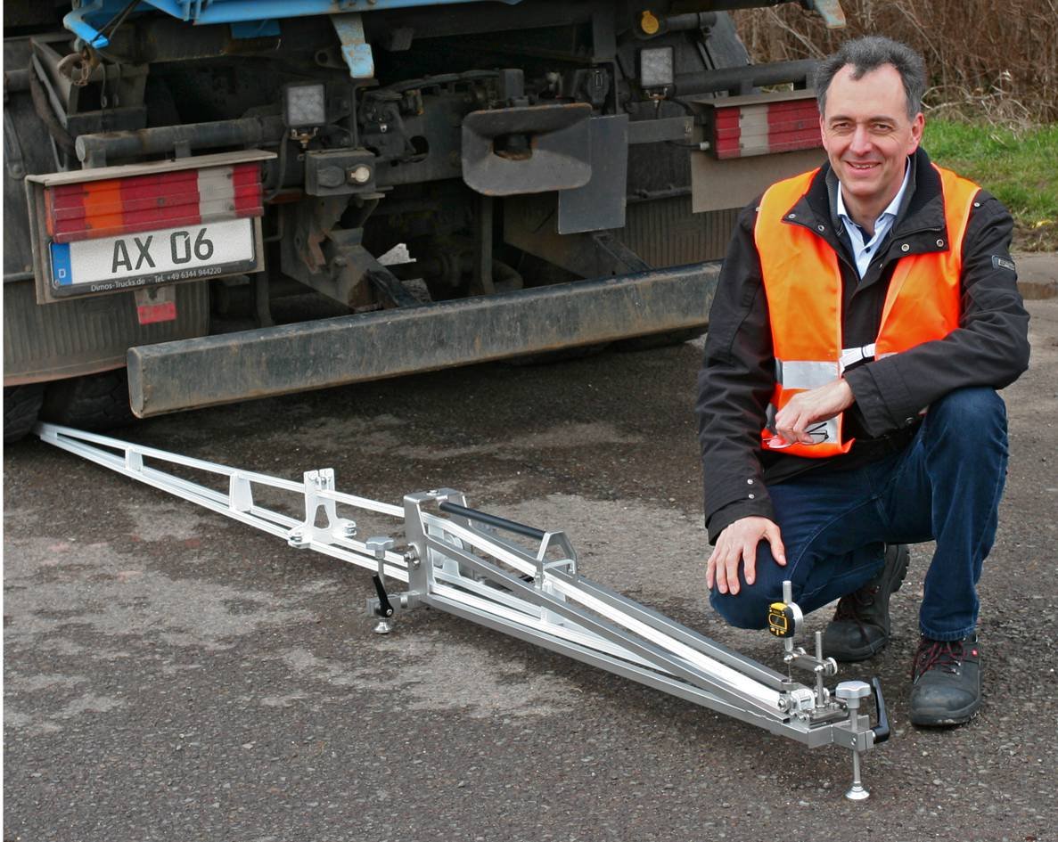 Benkelman-Balken AX06 hinter dem LKW aufgebaut